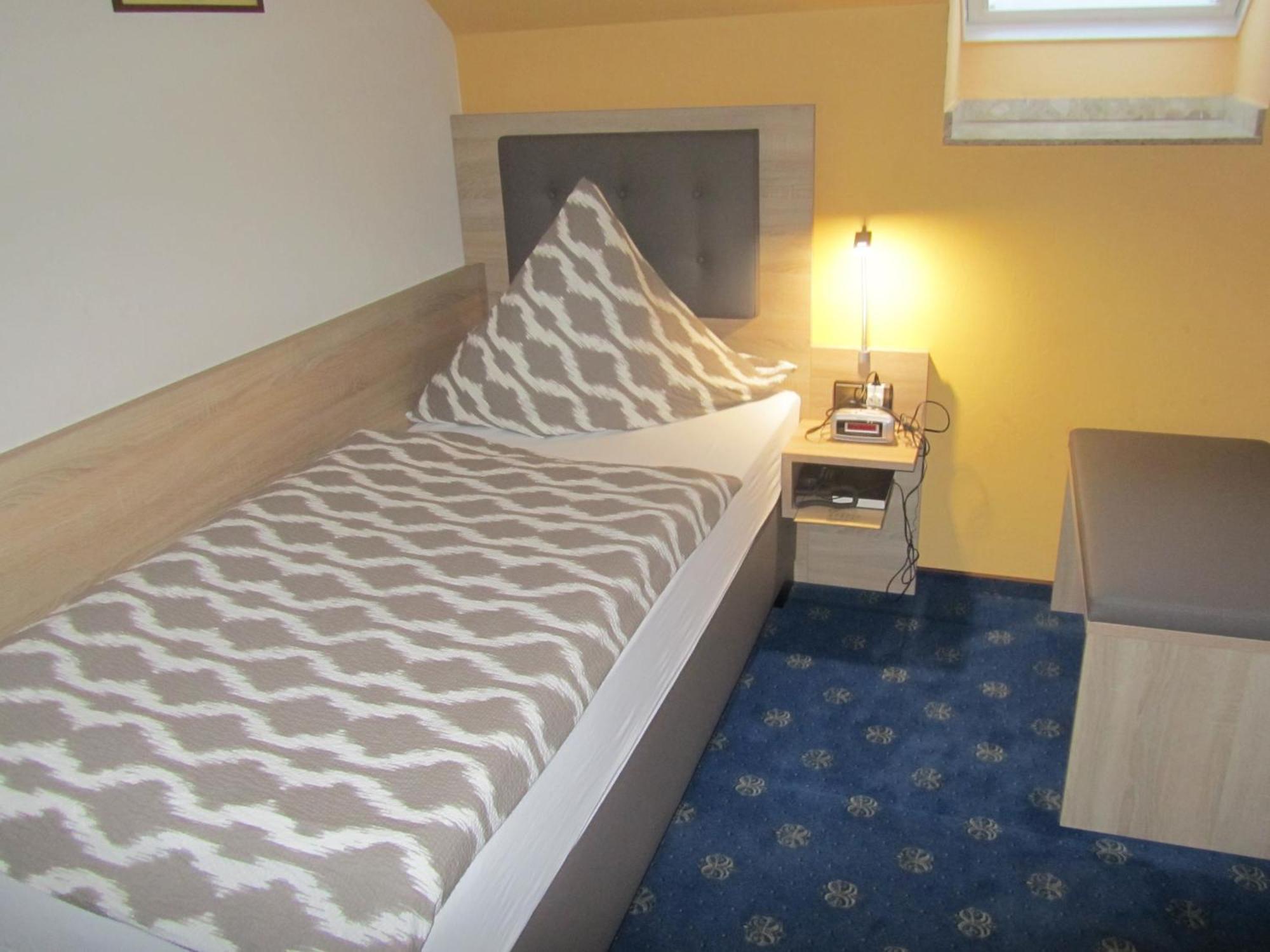 Hotel Zur Burg Nuerburg Стая снимка