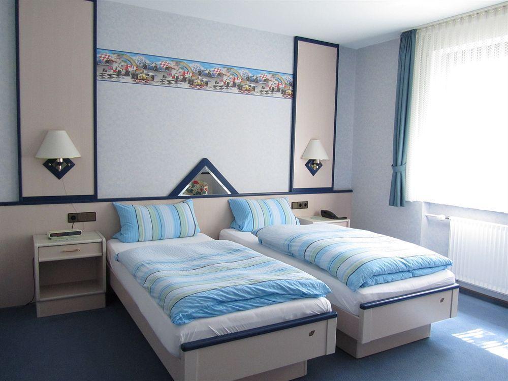 Hotel Zur Burg Nuerburg Екстериор снимка