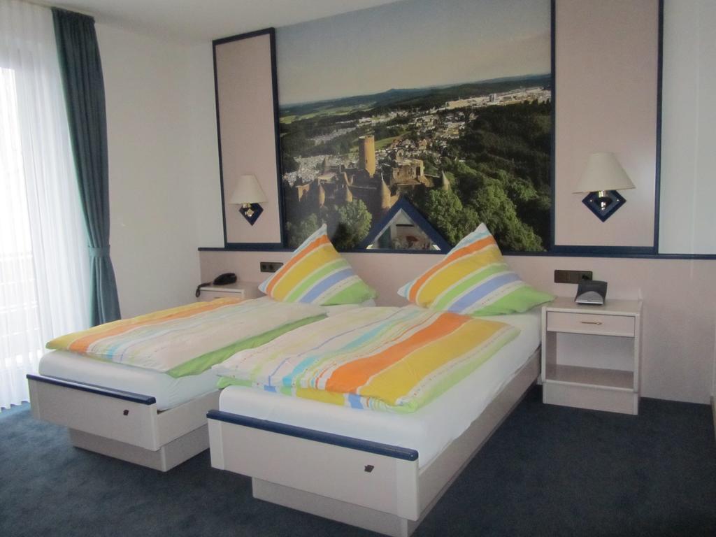 Hotel Zur Burg Nuerburg Екстериор снимка