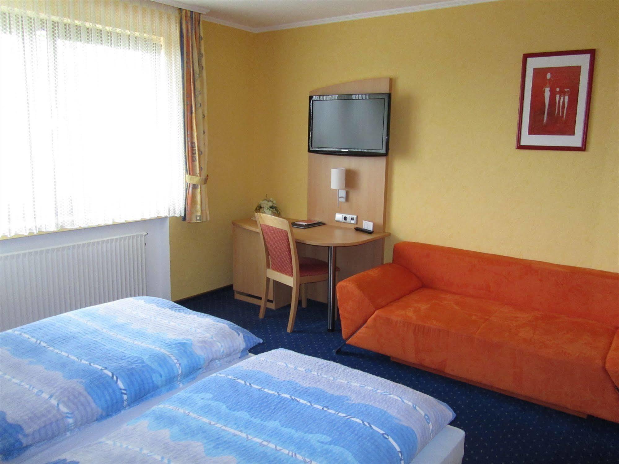 Hotel Zur Burg Nuerburg Екстериор снимка