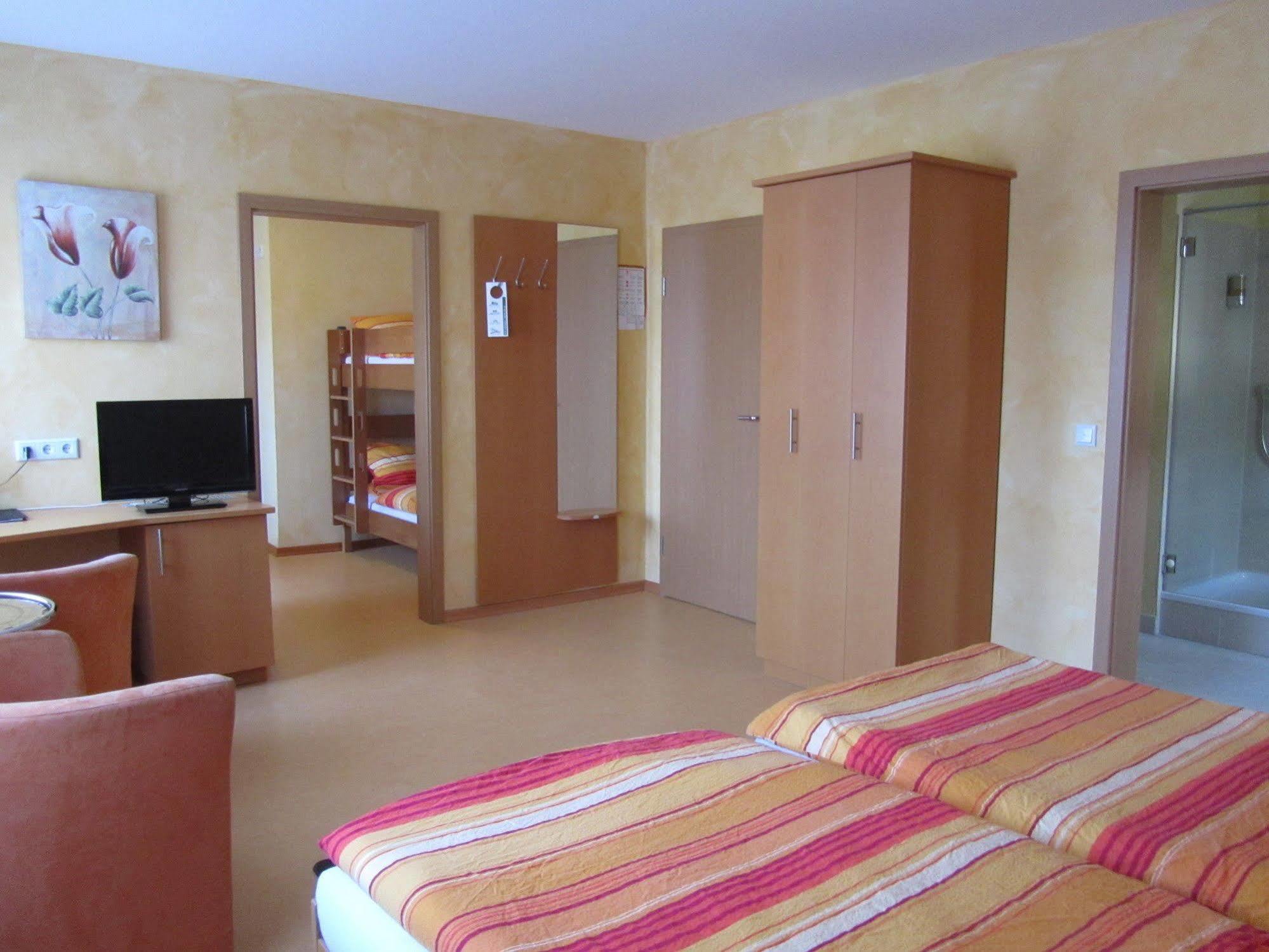 Hotel Zur Burg Nuerburg Екстериор снимка