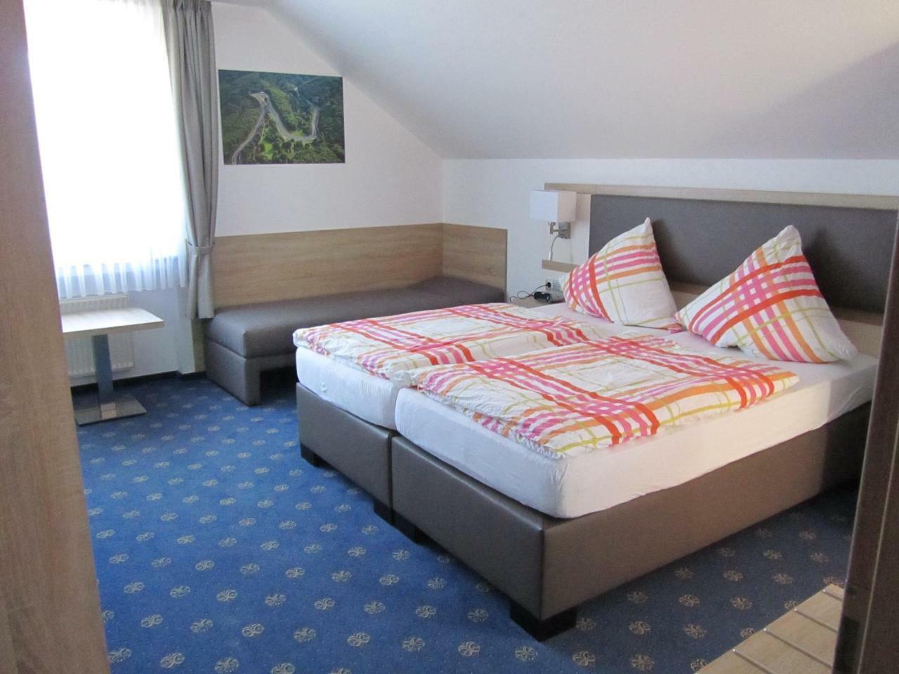 Hotel Zur Burg Nuerburg Екстериор снимка